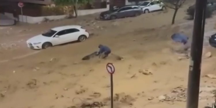 «Μην πέσεις τώρα»: Ο ήρωας στην Άνω Γλυφάδα εξηγεί πώς έσωσε δύο γυναίκες από τον χείμαρρο (Βίντεο)