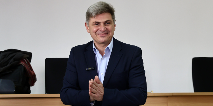 Φαραντούρης: «Μην προεξοφλεί κανείς τη συμμετοχή μου» (βίντεο)