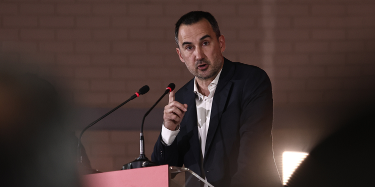 Ο Χαρίτσης «δείχνει» Λαϊκό Μέτωπο απέναντι στη Δεξιά και τον Τραμπισμό