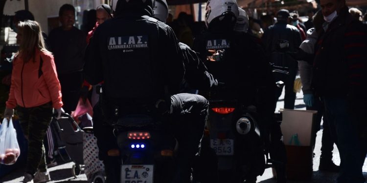 Ηράκλειο: Χειροπέδες σε 33χρονο για τον ξυλοδαρμό του ηλικιωμένου πατέρα του