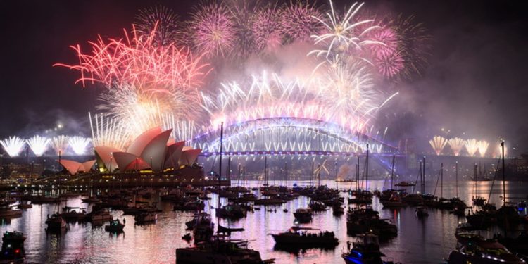 Εντυπωσιακές εικόνες από την Πρωτοχρονιά σε όλο τον κόσμο (βίντεο)