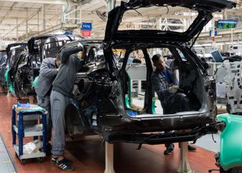 Ford: Σε διαθεσιμότητα ο εργαζόμενος που φώναξε στον Τραμπ
