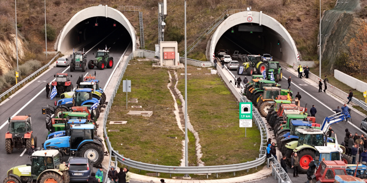 Αγροτικό: Aνησυχεί η Κυβέρνηση για τα μπλόκα και σκληραίνει τη στάση της
