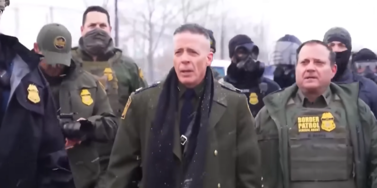 Καθαιρέθηκε ο επικεφαλής της ICE: Ποιος είναι ο Γκρέγκορι Μποβίνο με το παλτό τύπου SS (βίντεο)