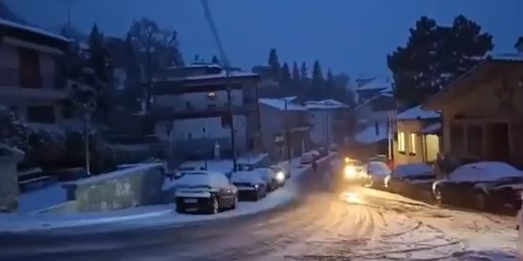 Έπεσαν οι πρώτες νιφάδες στη Θεσσαλονίκη – 30 πόντοι χιόνι στα ορεινά της Καρδίτσας