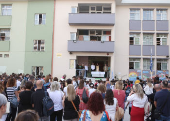 Μέτωπο δημάρχων κατά της κυβέρνησης για σχολικές επιτροπές