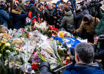 Κεριά και λουλούδια στη σιωπή: Το Κραν Μοντανά πενθεί (βίντεο)