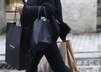 Γιορτές δύο «ταχυτήτων» έκανε η αγορά: Πτώση στα μεσαία και φθηνά προϊόντα