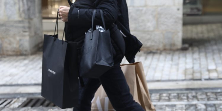 Γιορτές δύο «ταχυτήτων» έκανε η αγορά: Πτώση στα μεσαία και φθηνά προϊόντα