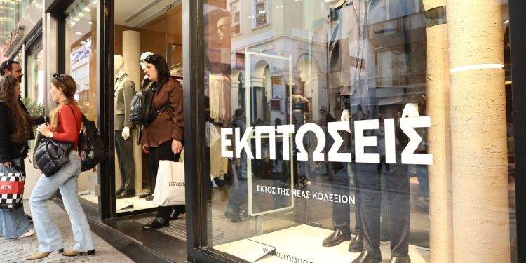 Ξεκίνησαν οι χειμερινές εκπτώσεις – Στο κυνήγι της προσφοράς οι καταναλωτές