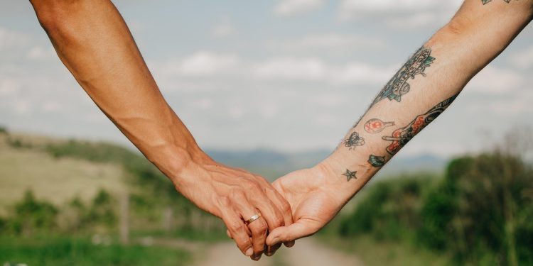 Έρευνα: Πώς αλλάζει ο πόλεμος τον έρωτα στην Ουκρανία