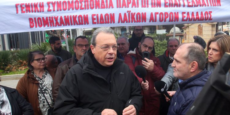 Φάμελλος: «Η κυβέρνηση εξαπάτησε τις λαϊκές αγορές, στέλνει τους καταναλωτές στα σούπερ μάρκετ»