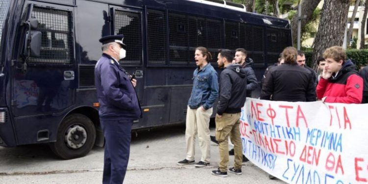 Υπό ισχυρή αστυνόμευση η Σύνοδος των Πρυτάνεων στο Βόλο –  Τέσσερις προσαγωγές φοιτητών