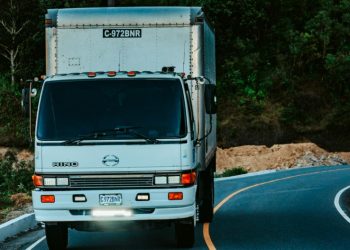 Οδηγοί στη Λυκόβρυση πιάστηκαν στα χέρια, στη μέση του δρόμου ! (βίντεο)