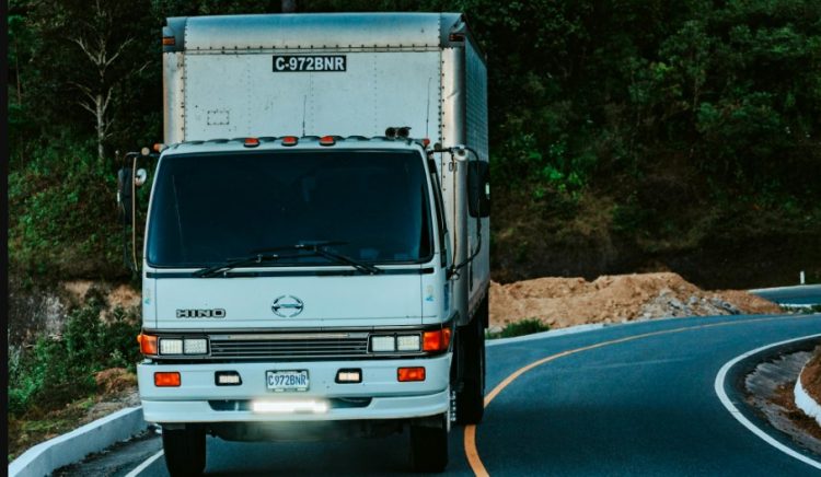 Οδηγοί στη Λυκόβρυση πιάστηκαν στα χέρια, στη μέση του δρόμου ! (βίντεο)