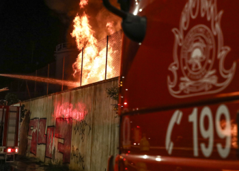 Φωτιά σε εργοστάσιο στα Άνω Πατήσια – Μεγάλη κινητοποίηση της Πυροσβεστικής