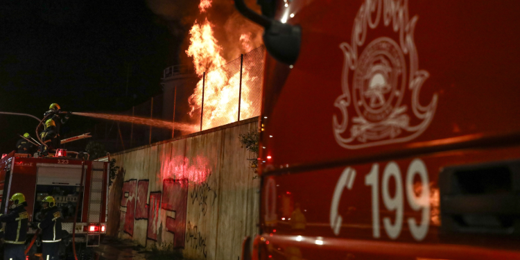 Φωτιά σε εργοστάσιο στα Άνω Πατήσια – Μεγάλη κινητοποίηση της Πυροσβεστικής