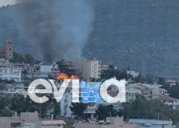 Χαλκίδα: Μεγάλη φωτιά σε σπίτι  – Στο νοσοκομείο 2 άτομα, διασωληνωμένο το ένα (βίντεο)