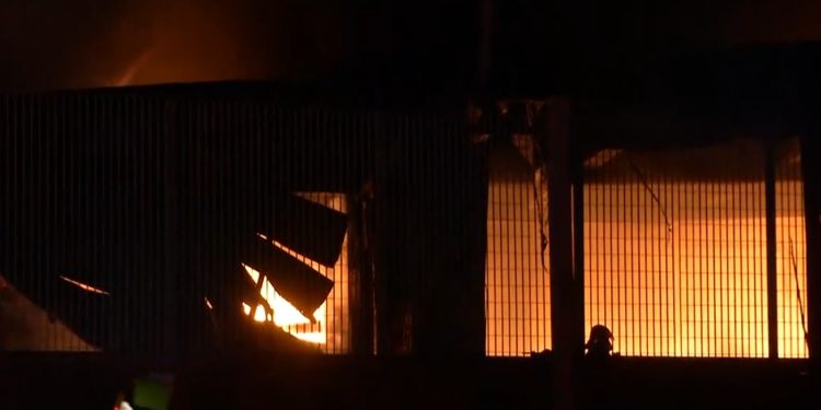 Μεγάλη φωτιά σε εργοστάσιο πλαστικών στο Μενίδι, μήνυμα του 112