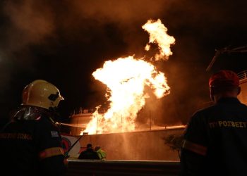 Φωτιά στο Πέραμα: Διαρροή καυσίμων και 112 – Μάχη με τις φλόγες όλο το βράδυ