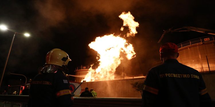 Φωτιά στο Πέραμα: Διαρροή καυσίμων και 112 – Μάχη με τις φλόγες όλο το βράδυ
