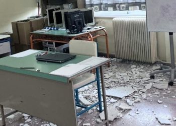 Γαλάτσι: Έπεσαν σοβάδες στο 1ο Δημοτικό – Ετοιμόρροπο και δεύτερο τμήμα οροφής