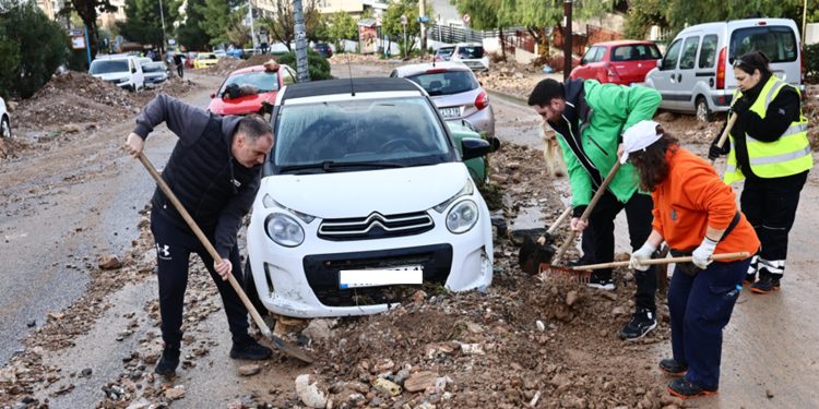 «Βομβαρδισμένο τοπίο» η Άνω Γλυφάδα – Η επόμενη ημέρα μετά το φονικό πέρασμα της κακοκαιρίας