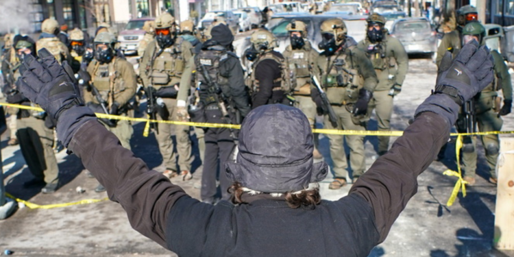 Η ακροδεξιά ICE του Τραμπ βυθίζει τις ΗΠΑ στο χάος