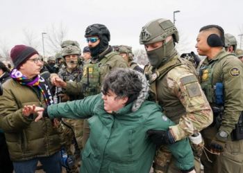 Καταστολή χωρίς όρια από την ICE – Δεύτερος διαδηλωτής τυφλός από πυροβολισμούς