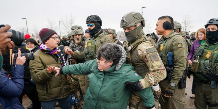 Καταστολή χωρίς όρια από την ICE – Δεύτερος διαδηλωτής τυφλός από πυροβολισμούς