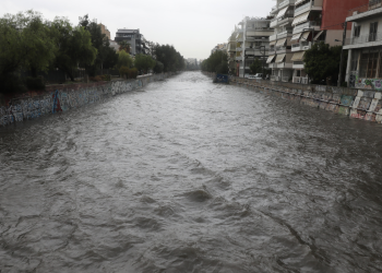 Σε εξέλιξη η κακοκαιρία στην Αττική – «Φούσκωσε» ο Ιλισσός (βίντεο)