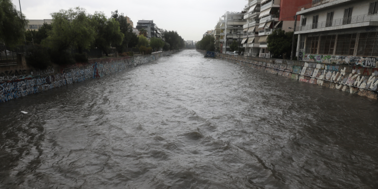 Σε εξέλιξη η κακοκαιρία στην Αττική – «Φούσκωσε» ο Ιλισσός (βίντεο)