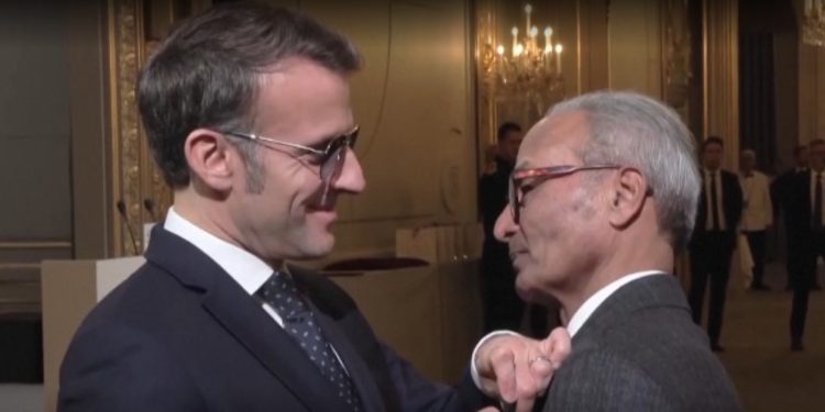 Αλί Ακμπάρ: Ο τελευταίος εφημεριδοπώλης του Παρισιού χρίστηκε Ιππότης