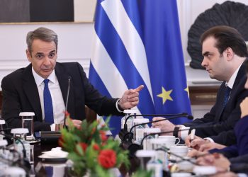 Ο Μητσοτάκης επιστρέφει από τη Μαδρίτη και ενεργοποιεί το plan b για τα μπλόκα