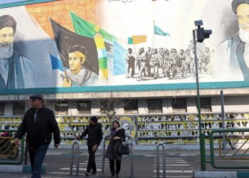 Χαμενεΐ σε Τραμπ: Θα έχεις την τύχη τυράννων σαν τον Σάχη – Η Ουάσινγκτον «βλέπει» ανατροπή στο Ιράν