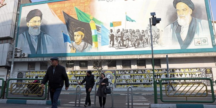 Χαμενεΐ σε Τραμπ: Θα έχεις την τύχη τυράννων σαν τον Σάχη – Η Ουάσινγκτον «βλέπει» ανατροπή στο Ιράν