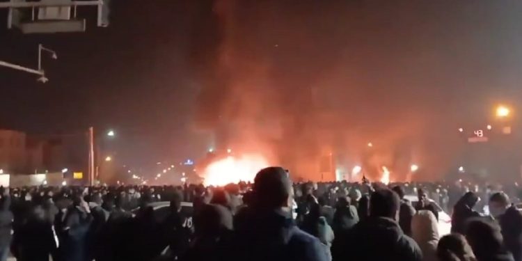 Ιράν: Κλιμακώνεται η λαϊκή εξέγερση παρά το μπλακάουτ στο διαδίκτυο (βίντεο)