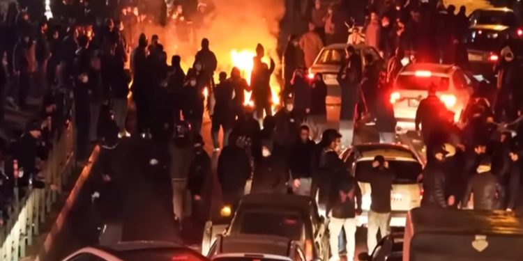 Ιράν: «Τουλάχιστον 5.000 νεκροί» – «Φταίνε οι τρομοκράτες και οι ένοπλοι»