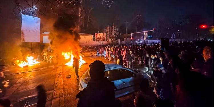 Iran International: Η φωνή των Ιρανών για τις μαζικές διαδηλώσεις μέσα από το σκοτάδι της λογοκρισίας