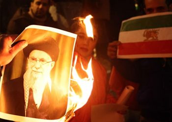 Σε δοκιμασία το καθεστώς του Ιράν από τις οργισμένες διαδηλώσεις – Έτοιμος να επωφεληθεί ο Τραμπ