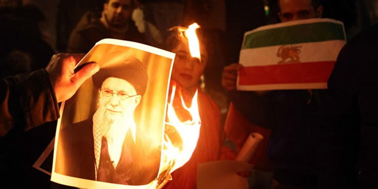 Σε δοκιμασία το καθεστώς του Ιράν από τις οργισμένες διαδηλώσεις – Έτοιμος να επωφεληθεί ο Τραμπ