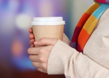 Καφές στο χέρι: Πότε τα ποτήρια μιας χρήσης μάς «ποτίζουν» χιλιάδες μικροπλαστικά!