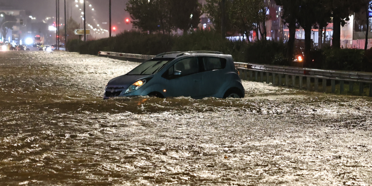 Χάος από την κακοκαιρία: Αυτοκίνητα παρασύρθηκαν στην Άνω Γλυφάδα (βίντεο)