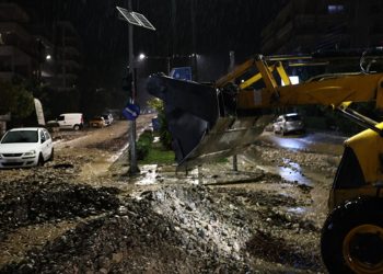 Δραματική διάσωση στη Γλυφάδα – Έσωσαν γυναίκα από τα ορμητικά νερά λίγο πριν παρασυρθεί