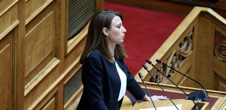 Ο Φάμελλος δείχνει την έξοδο στην Κασιμάτη