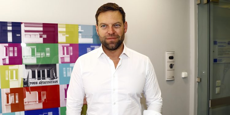 Ξέφυγε ο Κασσελάκης: Ζητά χτύπημα στα διυλιστήρια του Ιράν – Πιο δεξιά και από τον Τραμπ για τη Βενεζουέλα