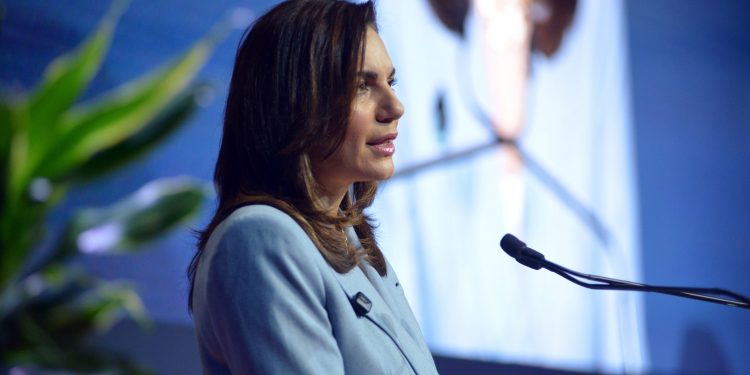 Ερωτήματα για φωτογραφική τροπολογία περί επιμέλειας – Πρώτη χρήση από την Όλγα Κεφαλογιάννη