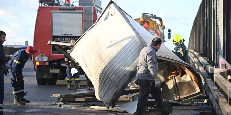 Σφοδρή σύγκρουση φορτηγών στον Κηφισό – Δύο άτομα στο νοσοκομείο