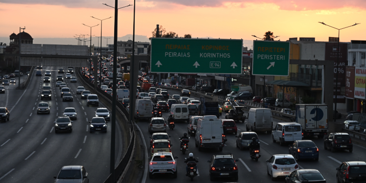 Κίνηση: Στο «κόκκινο» Κηφισός, Μεσογείων και Κηφισίας – Μεγάλες καθυστερήσεις και στην Αττική Οδό