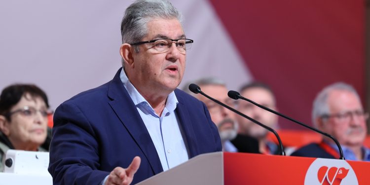 Δημήτρης Κουτσούμπας στο Συνέδριο του ΚΚΕ: Έχουμε πίστη στη νίκη της εργατικής τάξης, με όπλο τη στρατηγική μας (βίντεο)